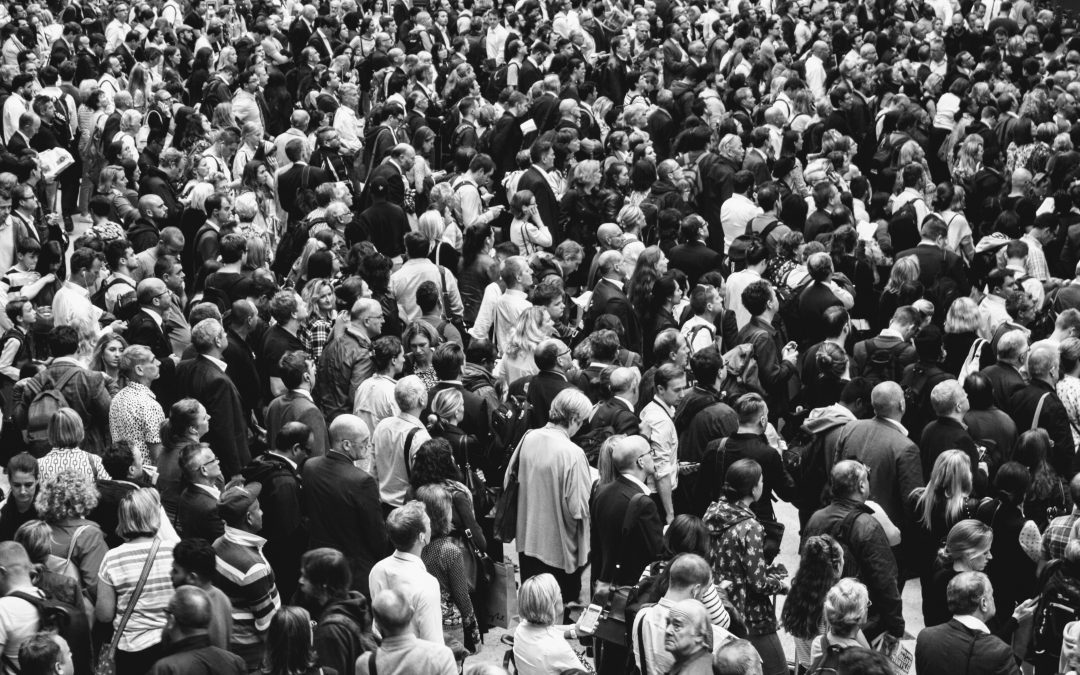 crowd rob curran suxxo3xpbyo unsplash