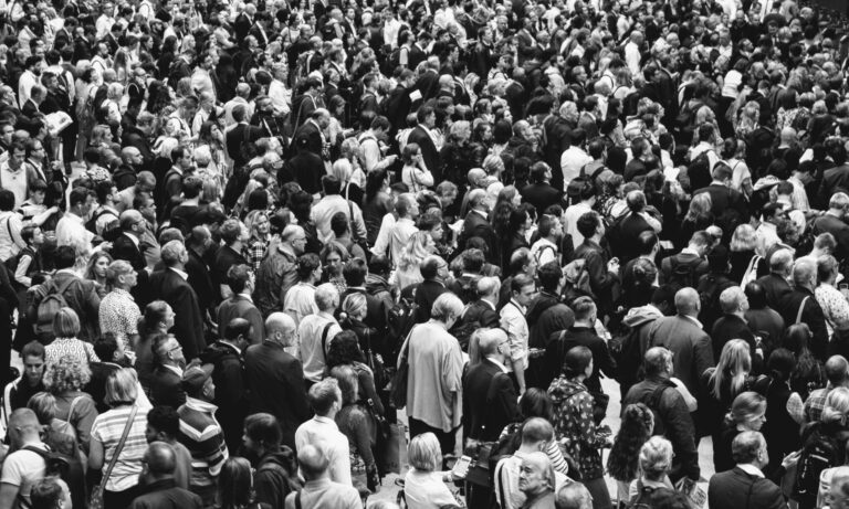 crowd rob curran suxxo3xpbyo unsplash